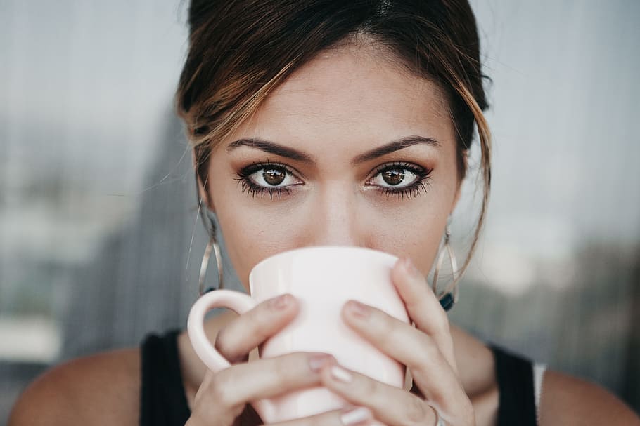 08_09_30_portrait-drinking-woman-coffee.jpg