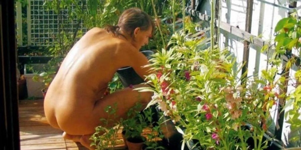 130935_worldnakedgardeningday.jpg