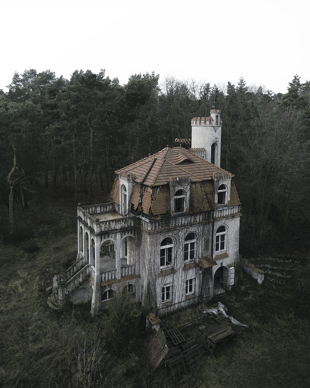 Abandoned_Manor_Poland.jpg