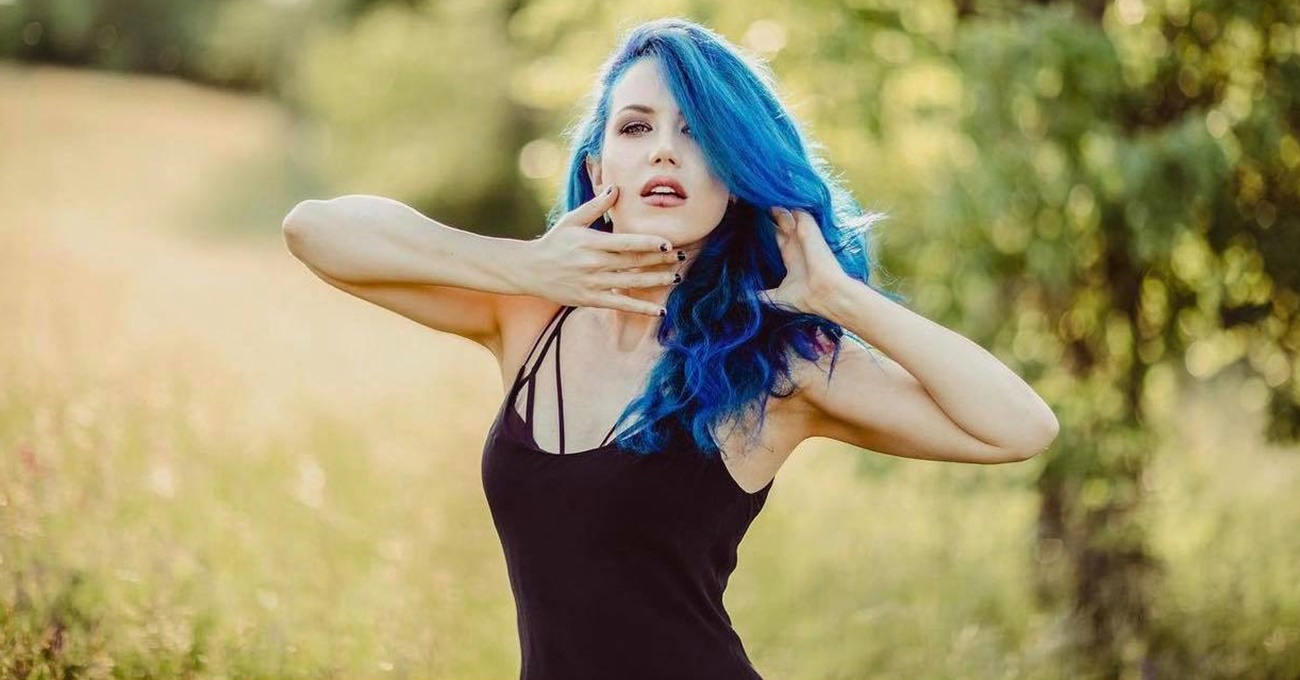 Alissa-White-Gluz-cantora-01.jpg