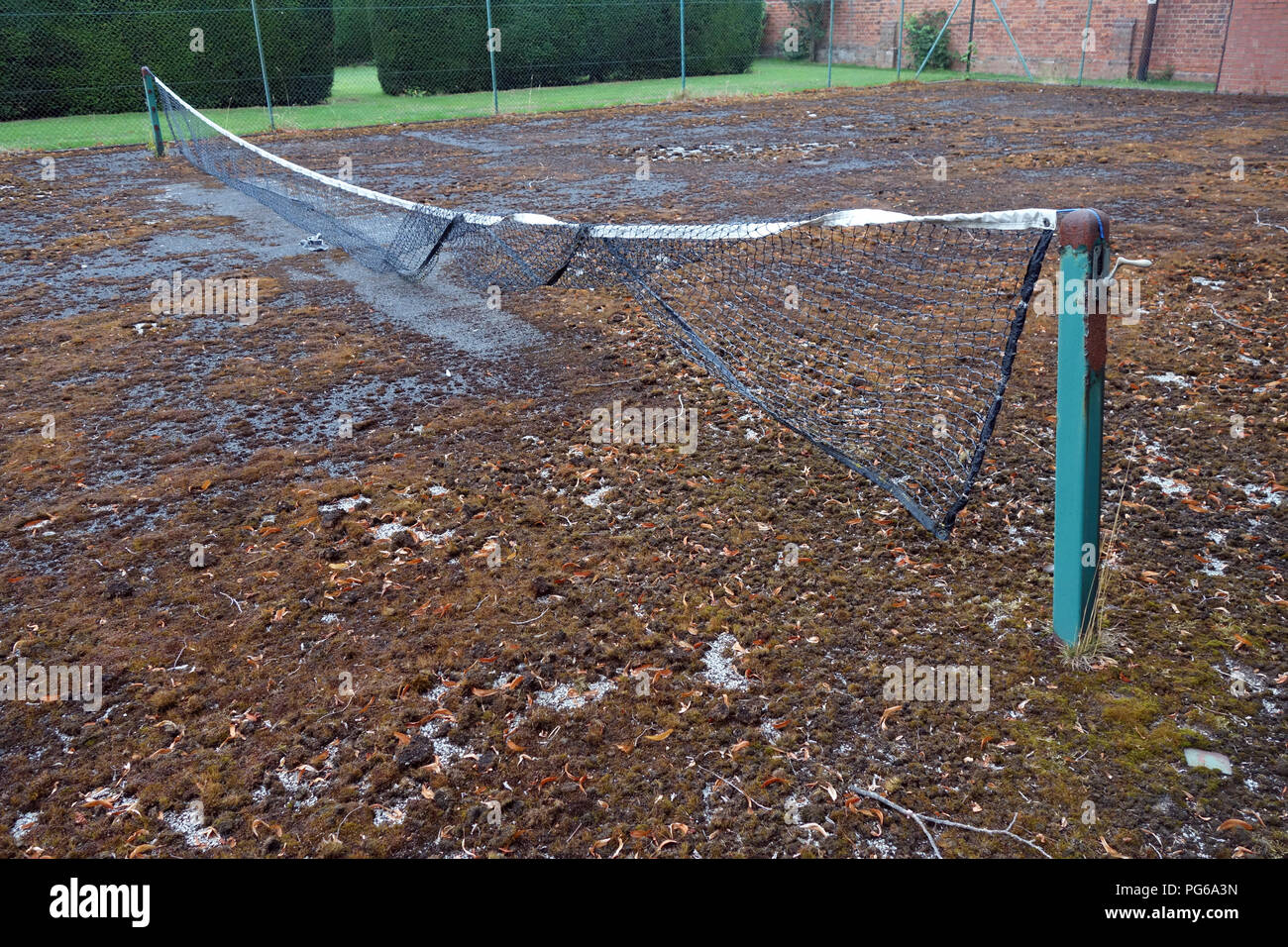 disused-tennis-court-in-bad-repair-PG6A3N.jpg