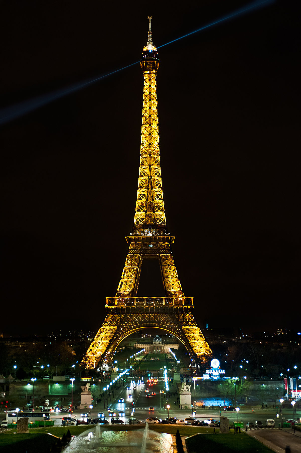 Eiffel_Tower_at_Night.jpg