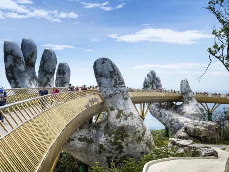 Golden Bridge - Da Nang, Vietnam 2.jpg