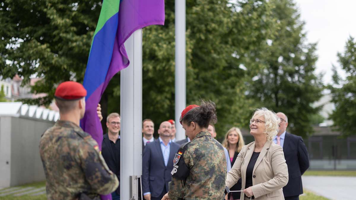 lambrecht-hisst-die-regenbogenflagge.jpg