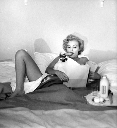 marilyn-monroe-having-breakfast-in-bed-03.jpg