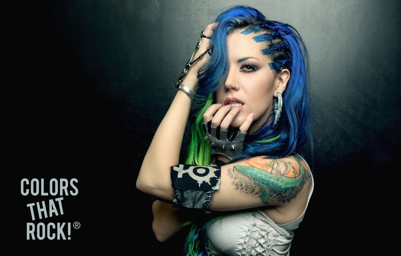 singer-pose-arch-enemy-alissa-white-gluz.jpg