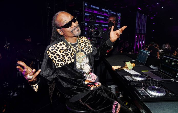 Snoop-Dogg-posing-696x442.jpg