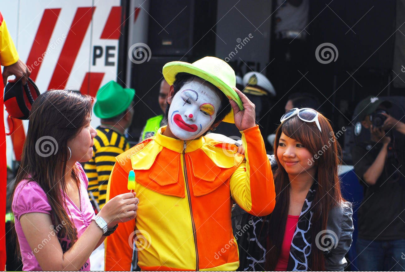 tnt-smiling-clown-street-festival-carnaval.jpg