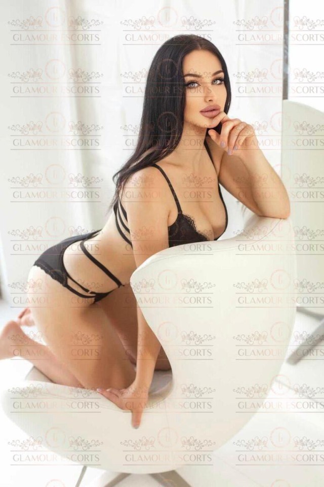 Karolina4 (GlamourEscorts)  escort